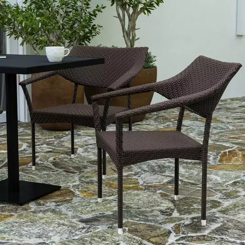Chaise de salle à manger de patio moderne en rotin synthétique résistant à la décoloration et aux intempéries avec cadre en acier renforcé Merrick Lane