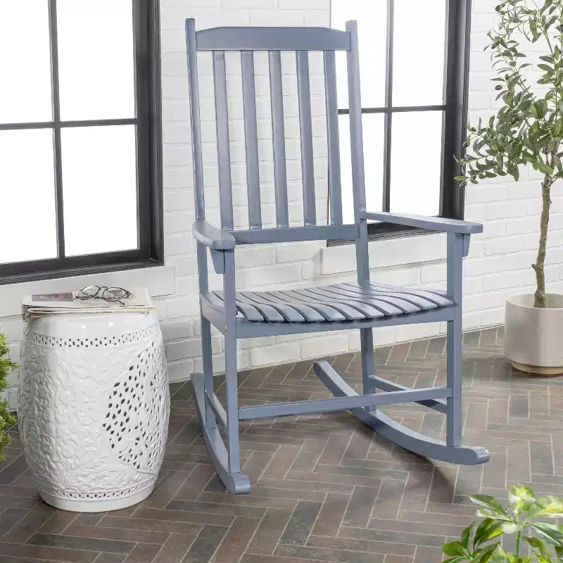 Fauteuil à bascule d'extérieur en bois d'acacia avec dossier à lattes classique de ferme Seagrove, supporte jusqu'à 158 kg - JONATHAN Y