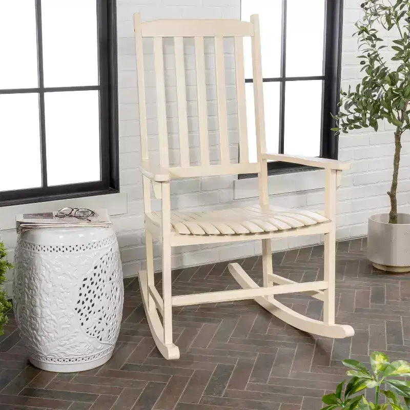 Fauteuil à bascule d'extérieur en bois d'acacia avec dossier à lattes classique de ferme Seagrove, supporte jusqu'à 158 kg - JONATHAN Y