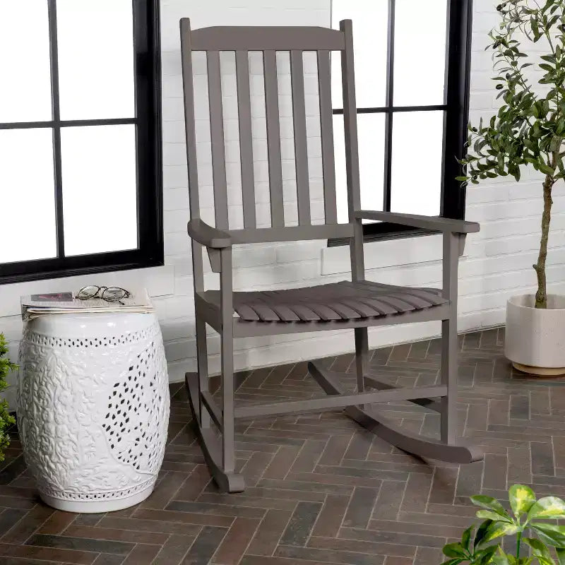 Fauteuil à bascule d'extérieur en bois d'acacia avec dossier à lattes classique de ferme Seagrove, supporte jusqu'à 158 kg - JONATHAN Y
