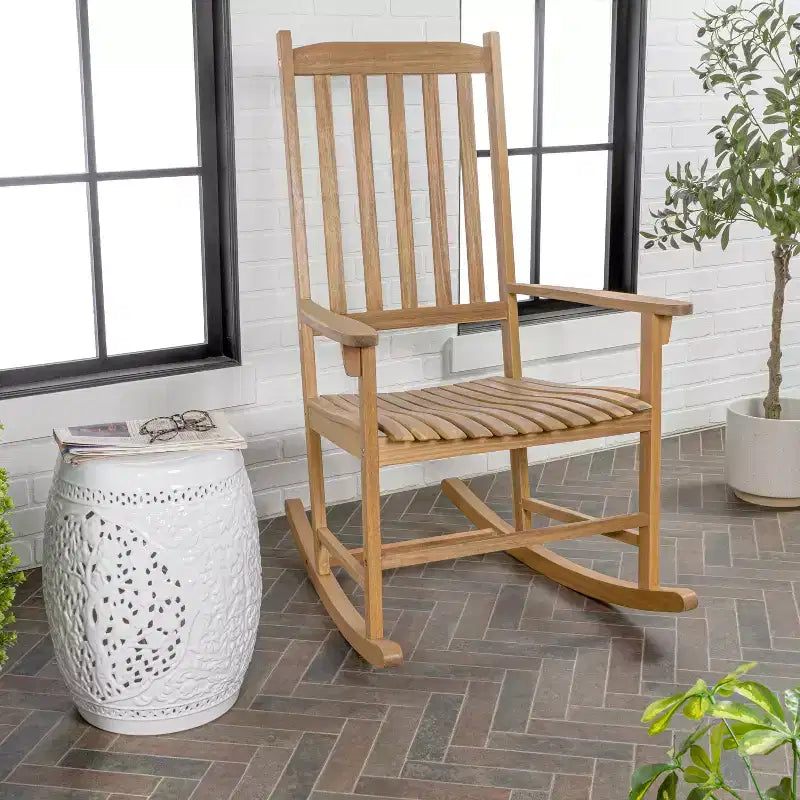 Fauteuil à bascule d'extérieur en bois d'acacia avec dossier à lattes classique de ferme Seagrove, supporte jusqu'à 158 kg - JONATHAN Y