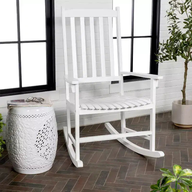 Fauteuil à bascule d'extérieur en bois d'acacia avec dossier à lattes classique de ferme Seagrove, supporte jusqu'à 158 kg - JONATHAN Y
