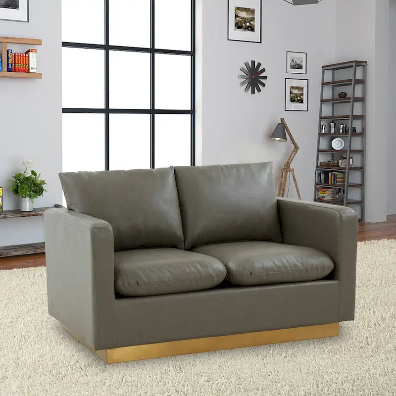 Causeuse en cuir moderne LeisureMod Nervo avec base et coussins dorés - 55,9