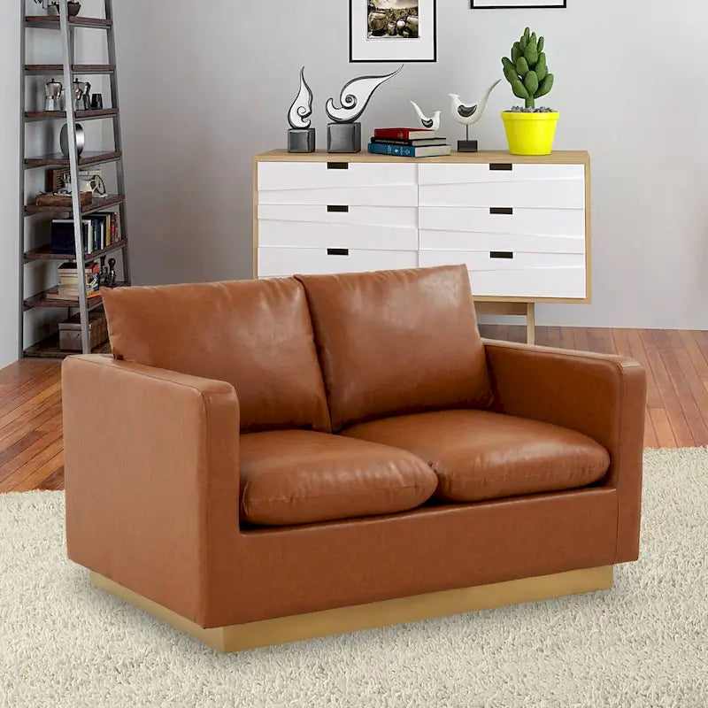 Causeuse en cuir moderne LeisureMod Nervo avec base et coussins dorés - 55,9
