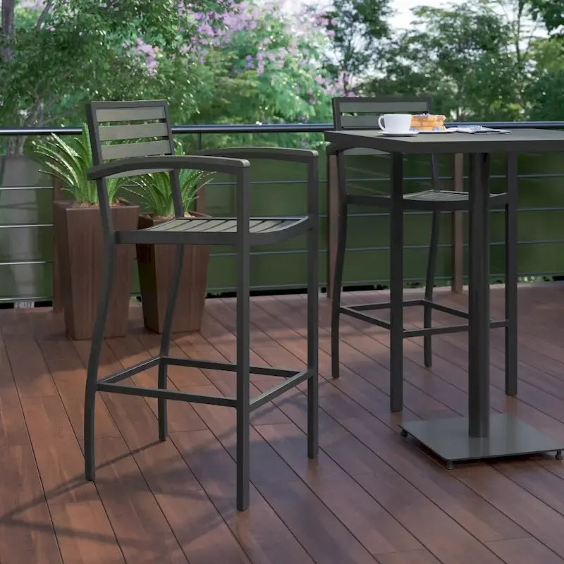 Tabouret de bar d'extérieur de qualité commerciale avec accoudoirs et lattes en poly-résine