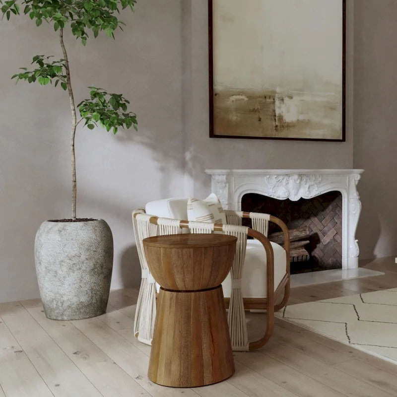Table d'appoint sculptée en bois par East at Main