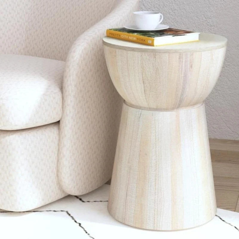 Table d'appoint sculptée en bois par East at Main