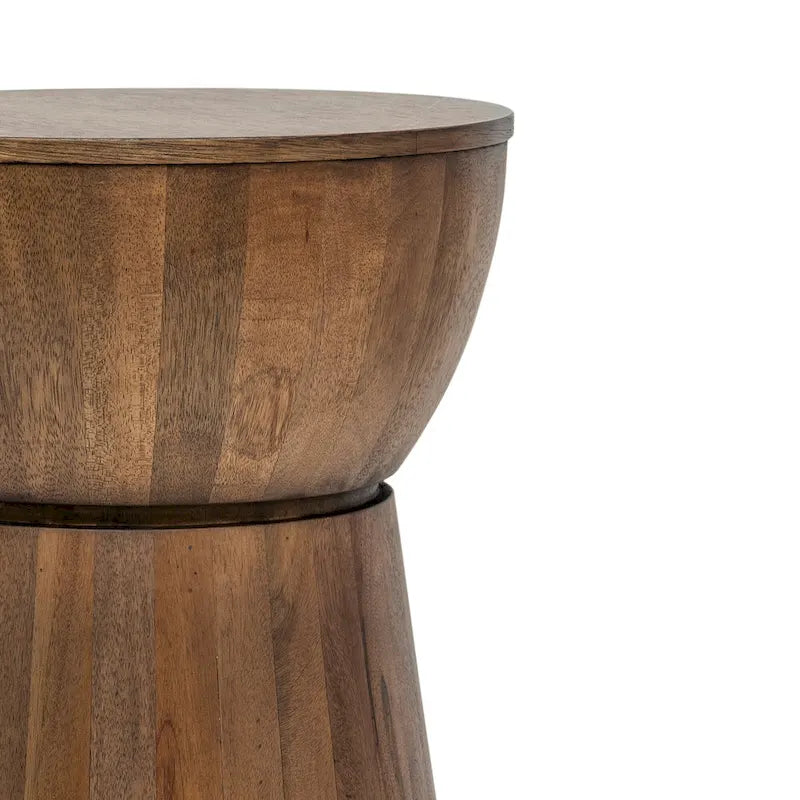 Table d'appoint sculptée en bois par East at Main
