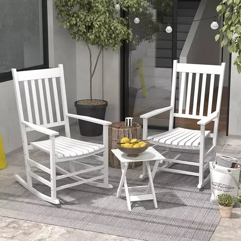 Ensemble de fauteuils à bascule en bois Outsunny, accoudoirs incurvés, dossier haut, table à lattes, ensemble de rockers d'extérieur