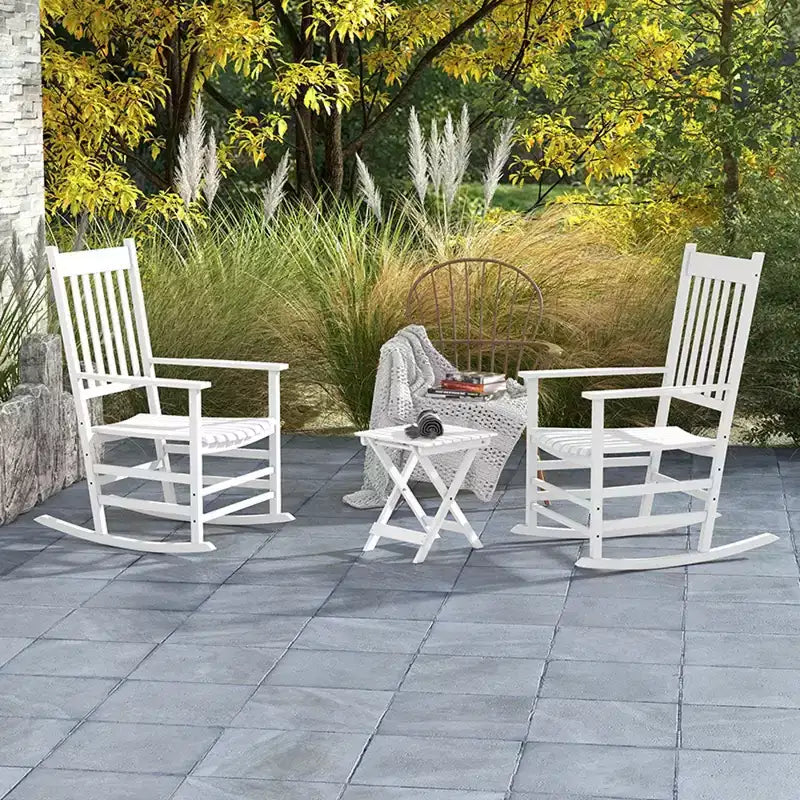 Ensemble de fauteuils à bascule en bois Outsunny, accoudoirs incurvés, dossier haut, table à lattes, ensemble de rockers d'extérieur