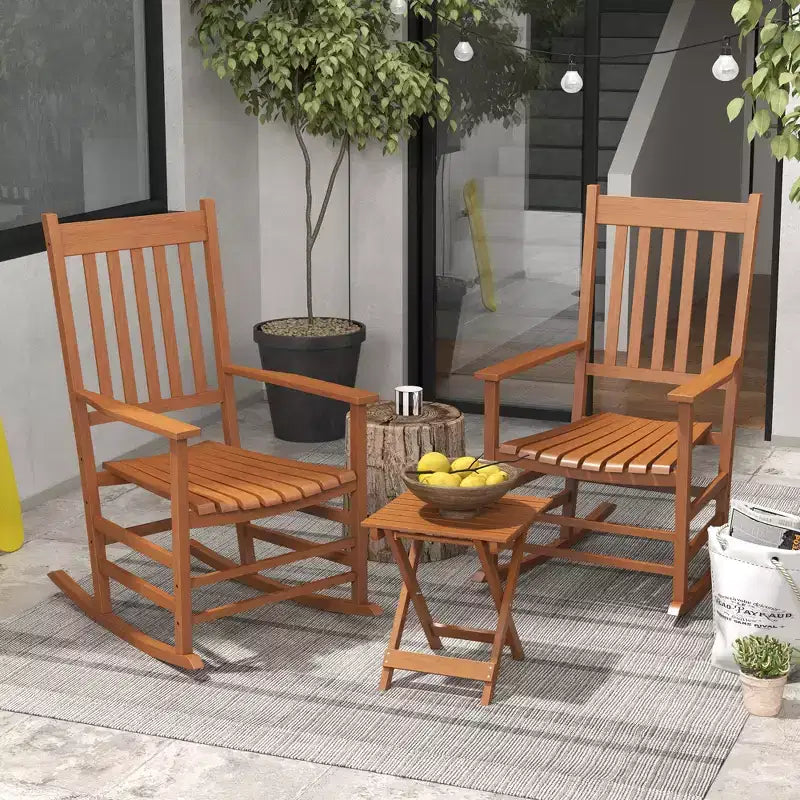 Ensemble de fauteuils à bascule en bois Outsunny, accoudoirs incurvés, dossier haut, table à lattes, ensemble de rockers d'extérieur