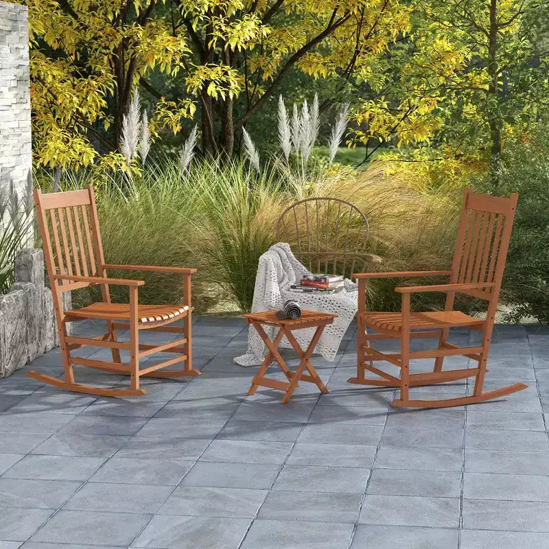 Ensemble de fauteuils à bascule en bois Outsunny, accoudoirs incurvés, dossier haut, table à lattes, ensemble de rockers d'extérieur