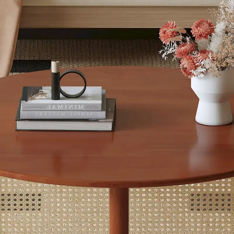 table basse en bois avec accents en rotin synthétique