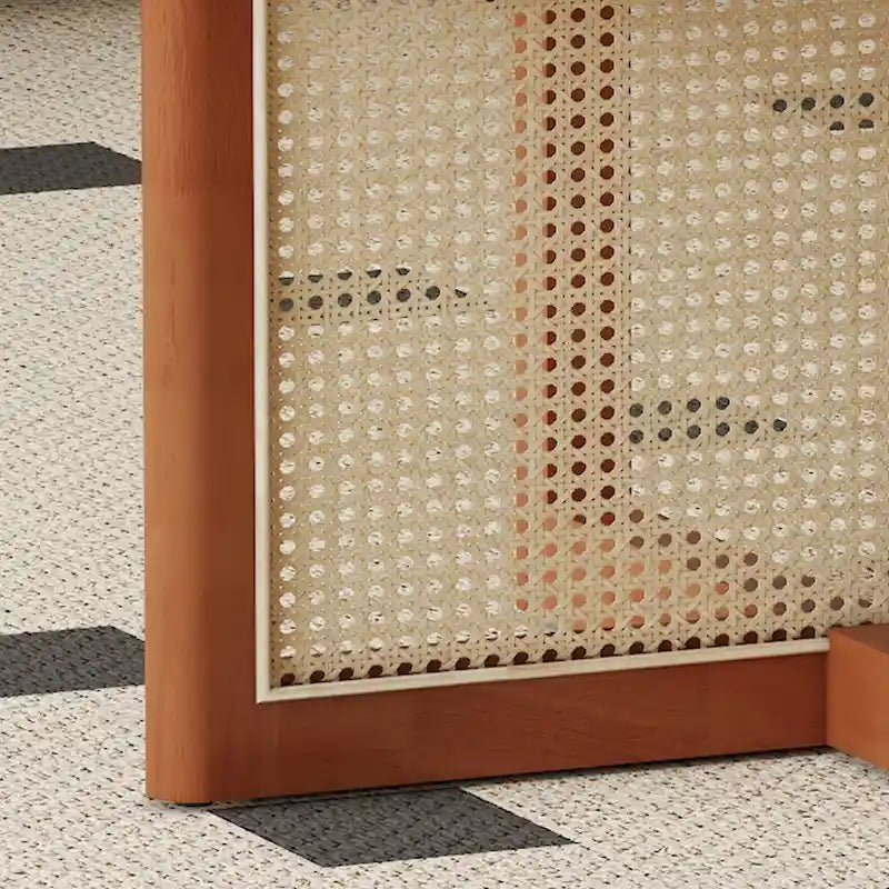 table basse en bois avec accents en rotin synthétique