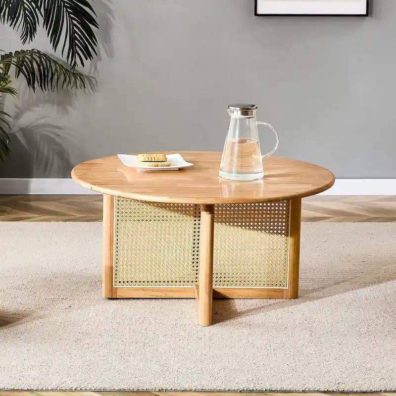 table basse en bois avec accents en rotin synthétique