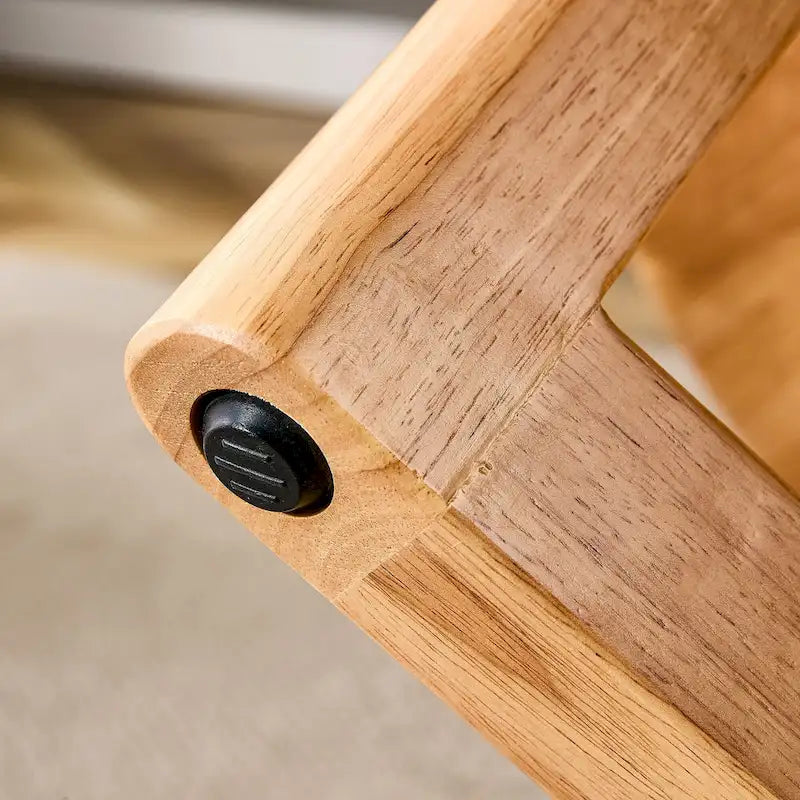 table basse en bois avec accents en rotin synthétique
