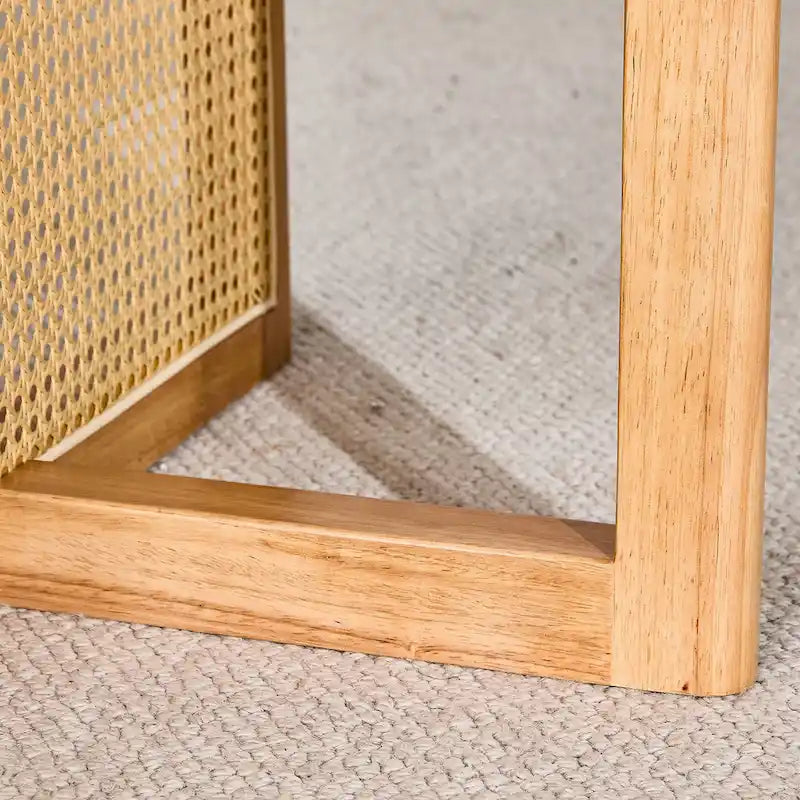 table basse en bois avec accents en rotin synthétique