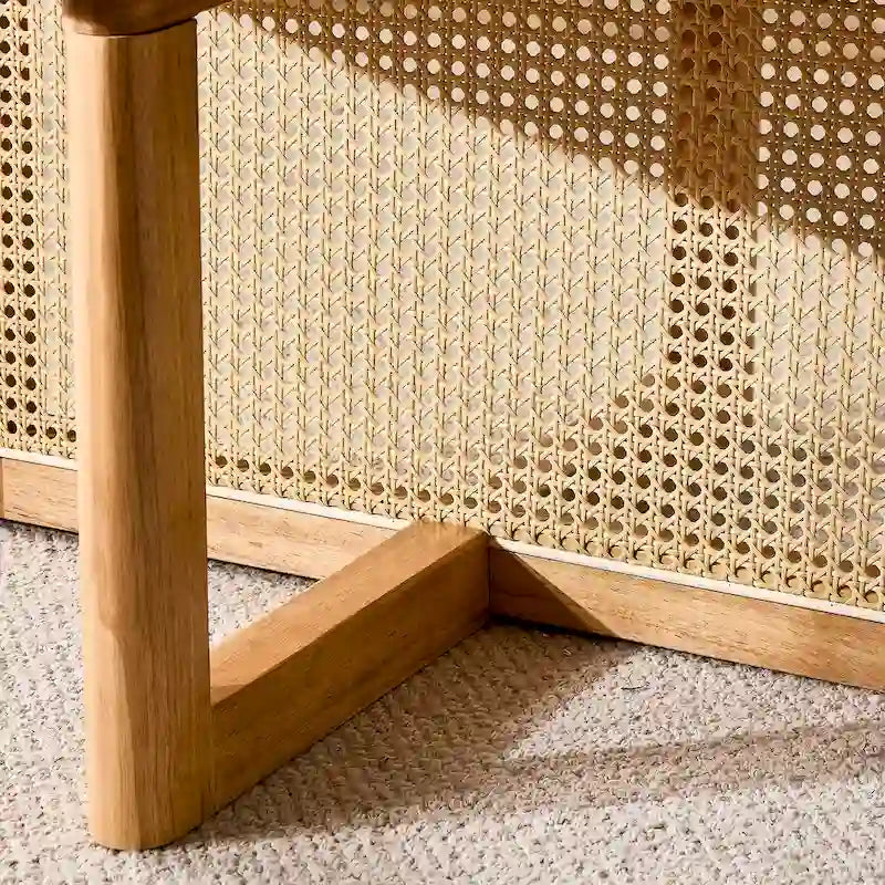 table basse en bois avec accents en rotin synthétique