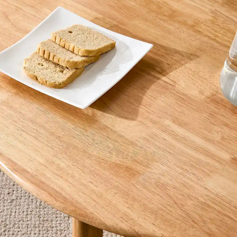 table basse en bois avec accents en rotin synthétique