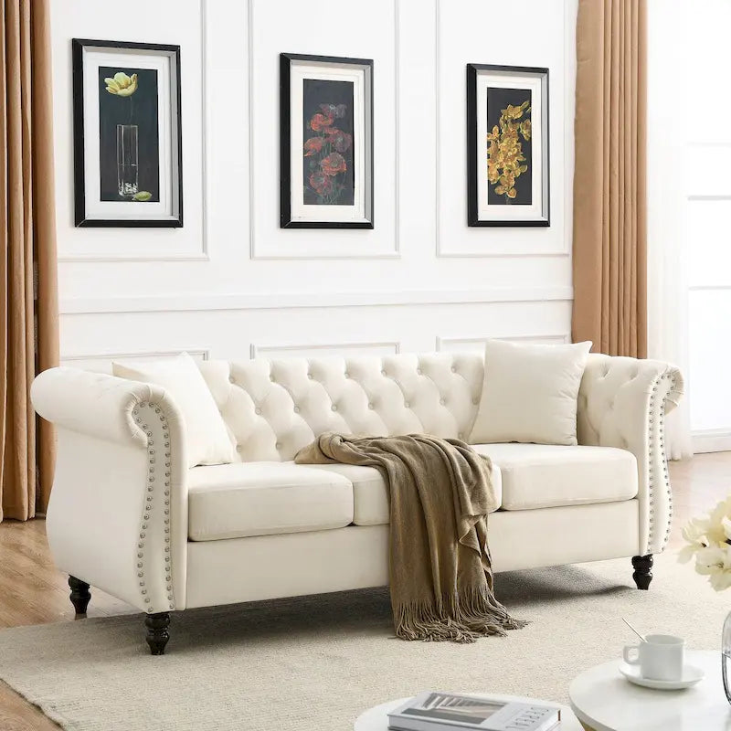 Canapé Chesterfield 3 places en velours beige, accoudoirs roulés, garniture cloutée