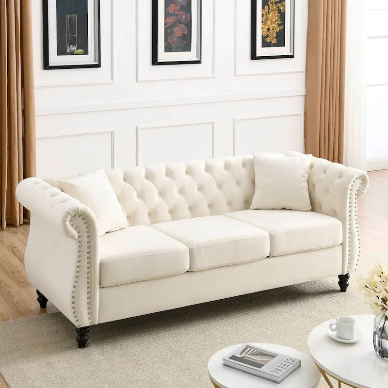 Canapé Chesterfield 3 places en velours beige, accoudoirs roulés, garniture cloutée