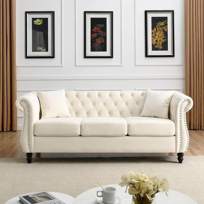 Canapé Chesterfield 3 places en velours beige, accoudoirs roulés, garniture cloutée