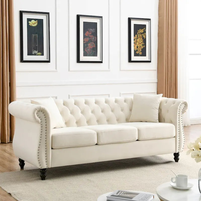 Canapé Chesterfield 3 places en velours beige, accoudoirs roulés, garniture cloutée