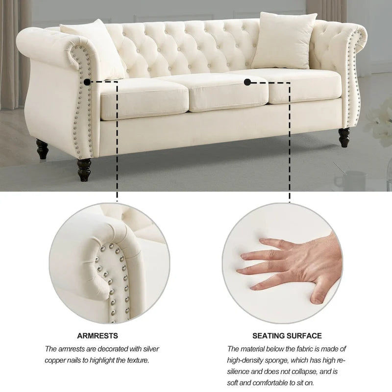 Canapé Chesterfield 3 places en velours beige, accoudoirs roulés, garniture cloutée
