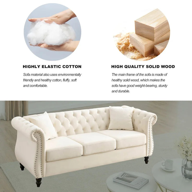 Canapé Chesterfield 3 places en velours beige, accoudoirs roulés, garniture cloutée