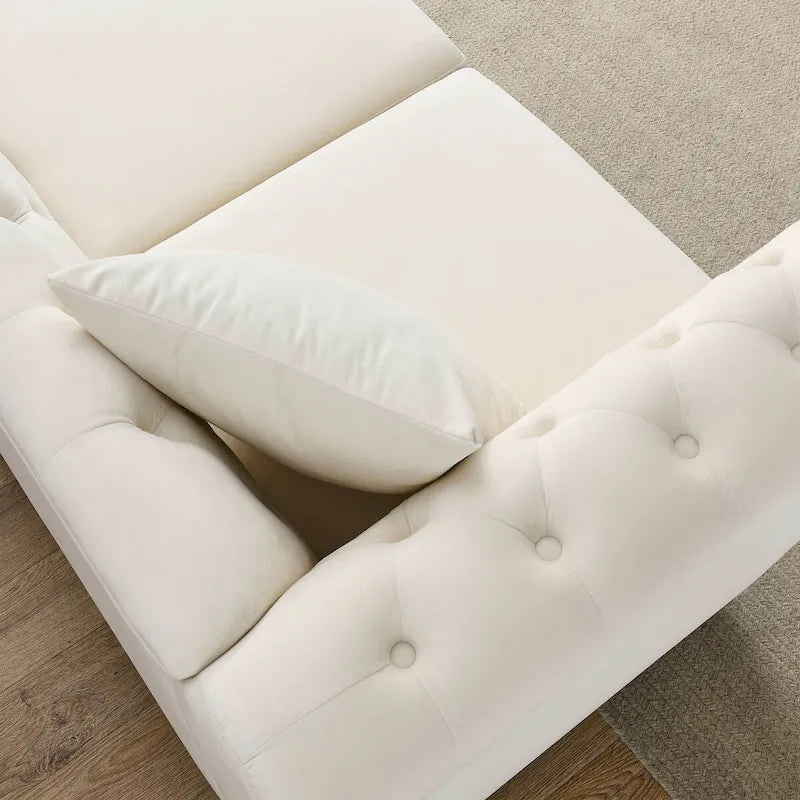 Canapé Chesterfield 3 places en velours beige, accoudoirs roulés, garniture cloutée