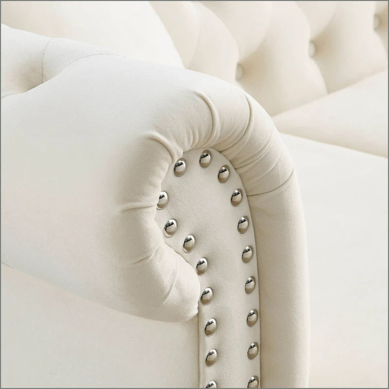 Canapé Chesterfield 3 places en velours beige, accoudoirs roulés, garniture cloutée