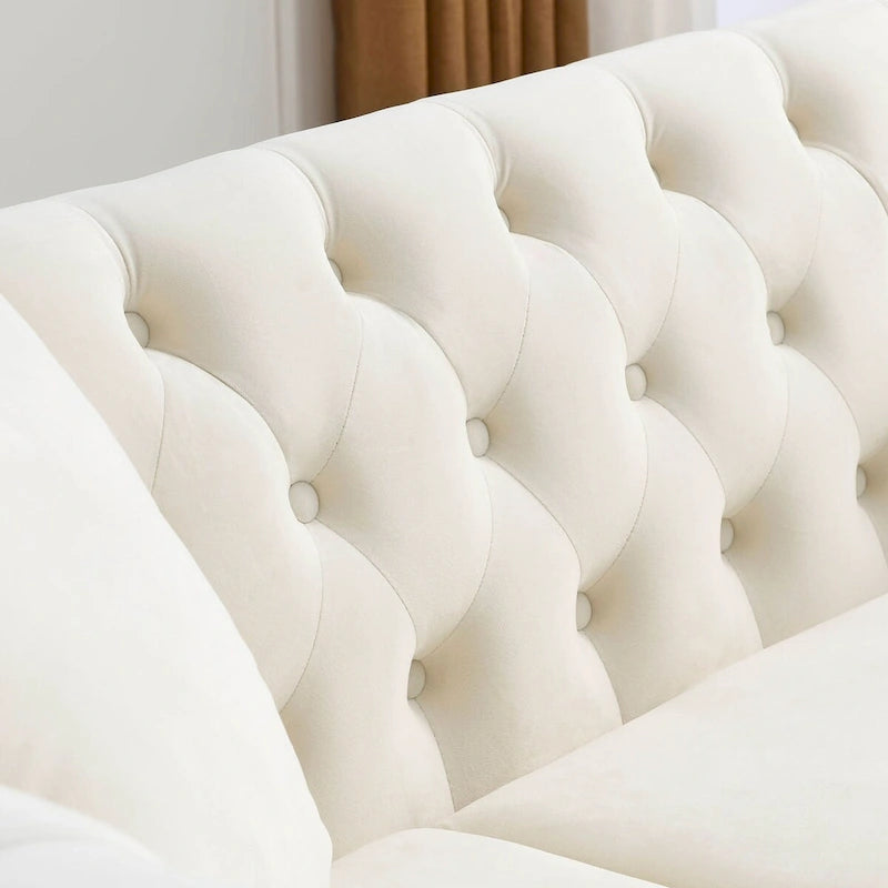 Canapé Chesterfield 3 places en velours beige, accoudoirs roulés, garniture cloutée