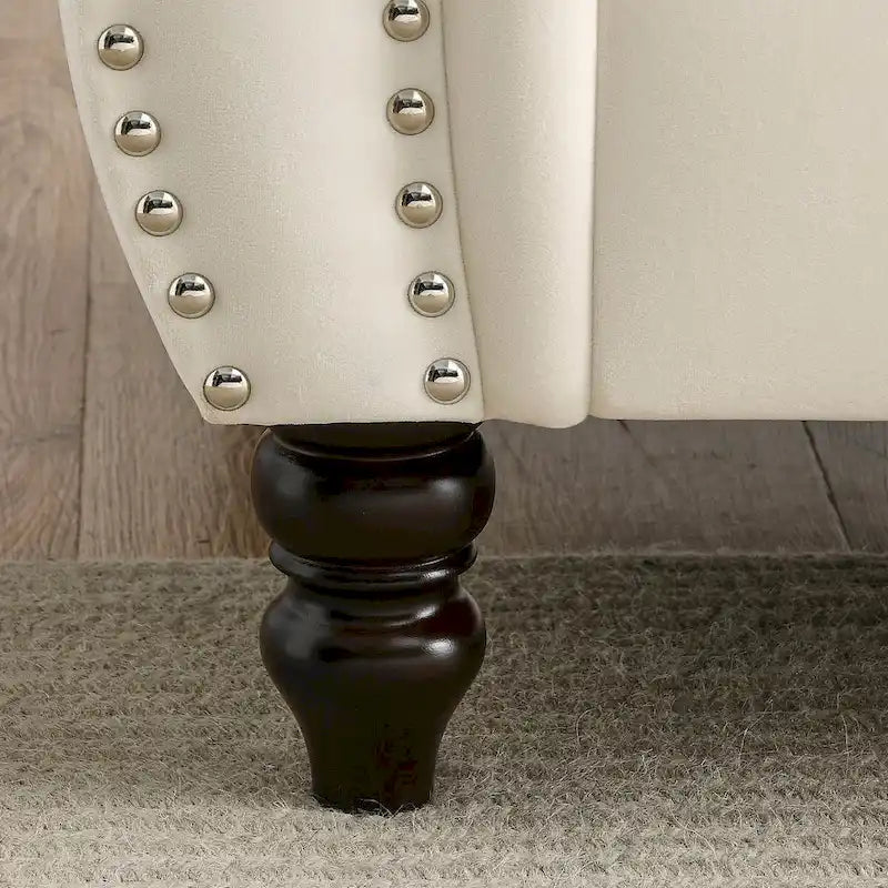 Canapé Chesterfield 3 places en velours beige, accoudoirs roulés, garniture cloutée