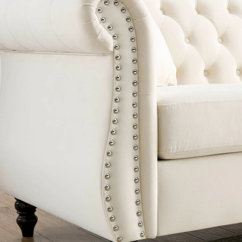 Canapé Chesterfield 3 places en velours beige, accoudoirs roulés, garniture cloutée