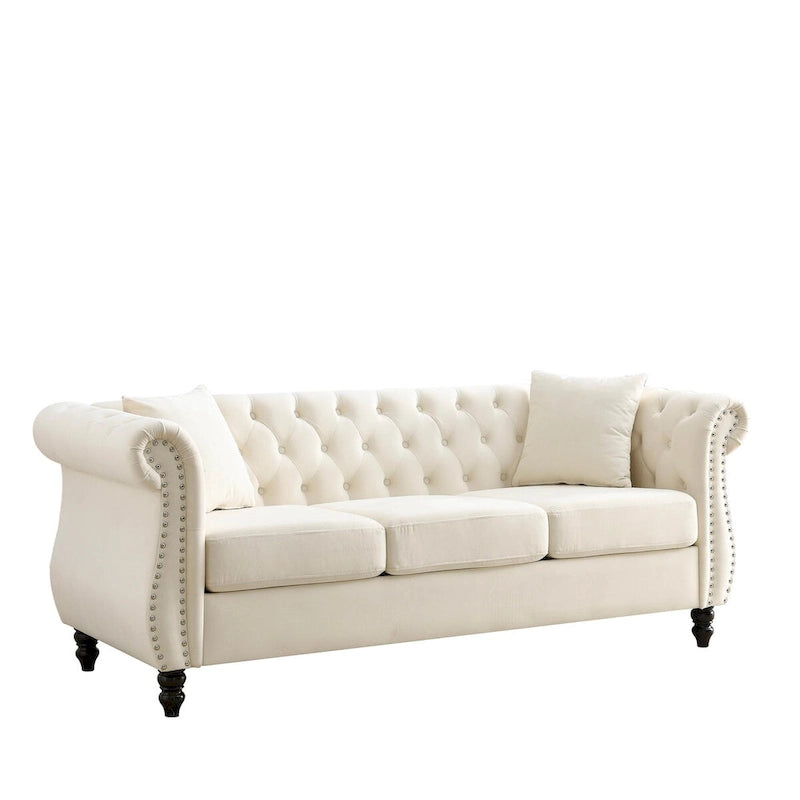 Canapé Chesterfield 3 places en velours beige, accoudoirs roulés, garniture cloutée