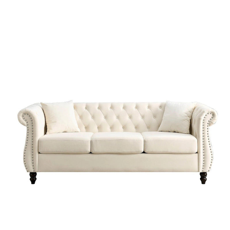 Canapé Chesterfield 3 places en velours beige, accoudoirs roulés, garniture cloutée