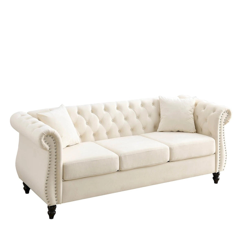 Canapé Chesterfield 3 places en velours beige, accoudoirs roulés, garniture cloutée