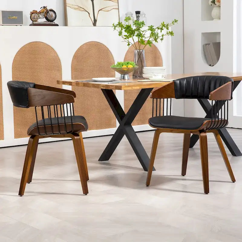 Chaise de salle à manger Beaumont en similicuir noir avec cadre et pieds en bois de noyer