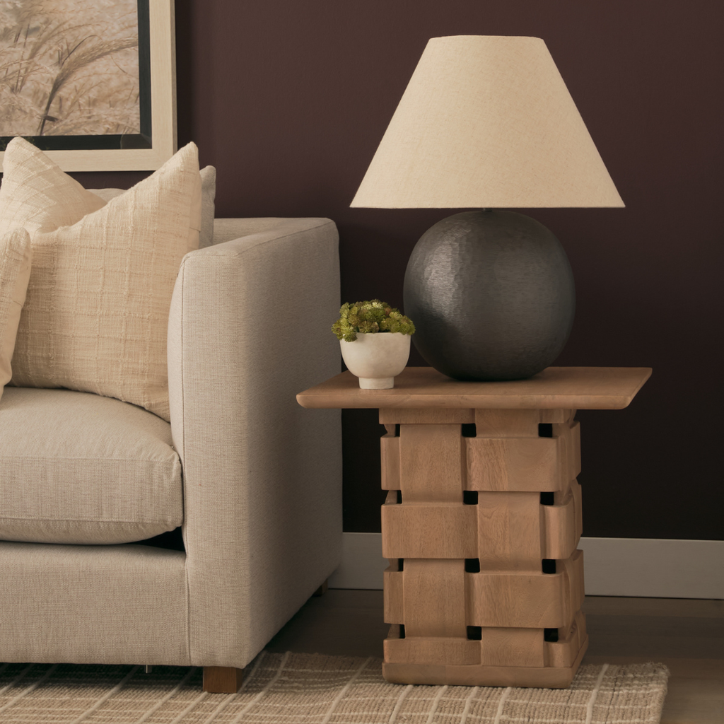 Table d'appoint scandinave en bois de manguier avec détails sculpturaux et tissés