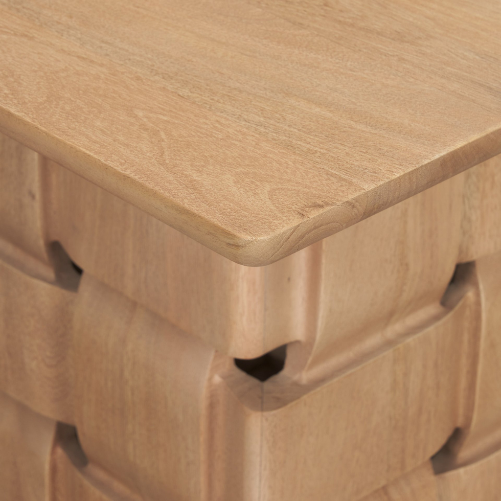 Table d'appoint scandinave en bois de manguier avec détails sculpturaux et tissés