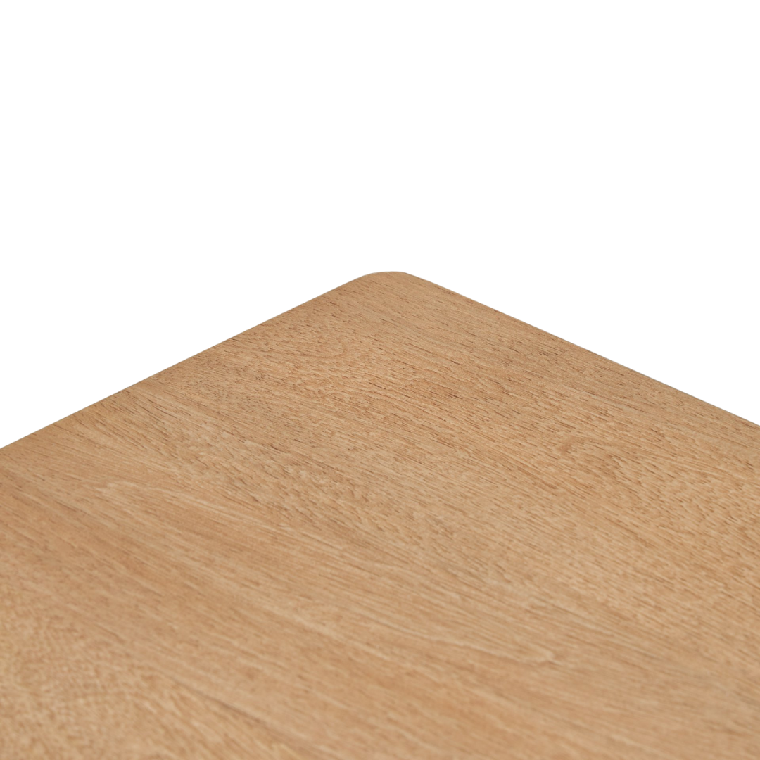 Table d'appoint scandinave en bois de manguier avec détails sculpturaux et tissés