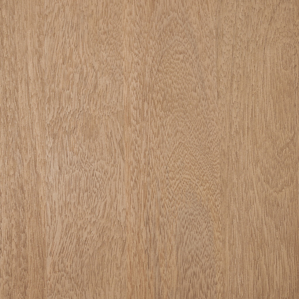Table d'appoint scandinave en bois de manguier avec détails sculpturaux et tissés