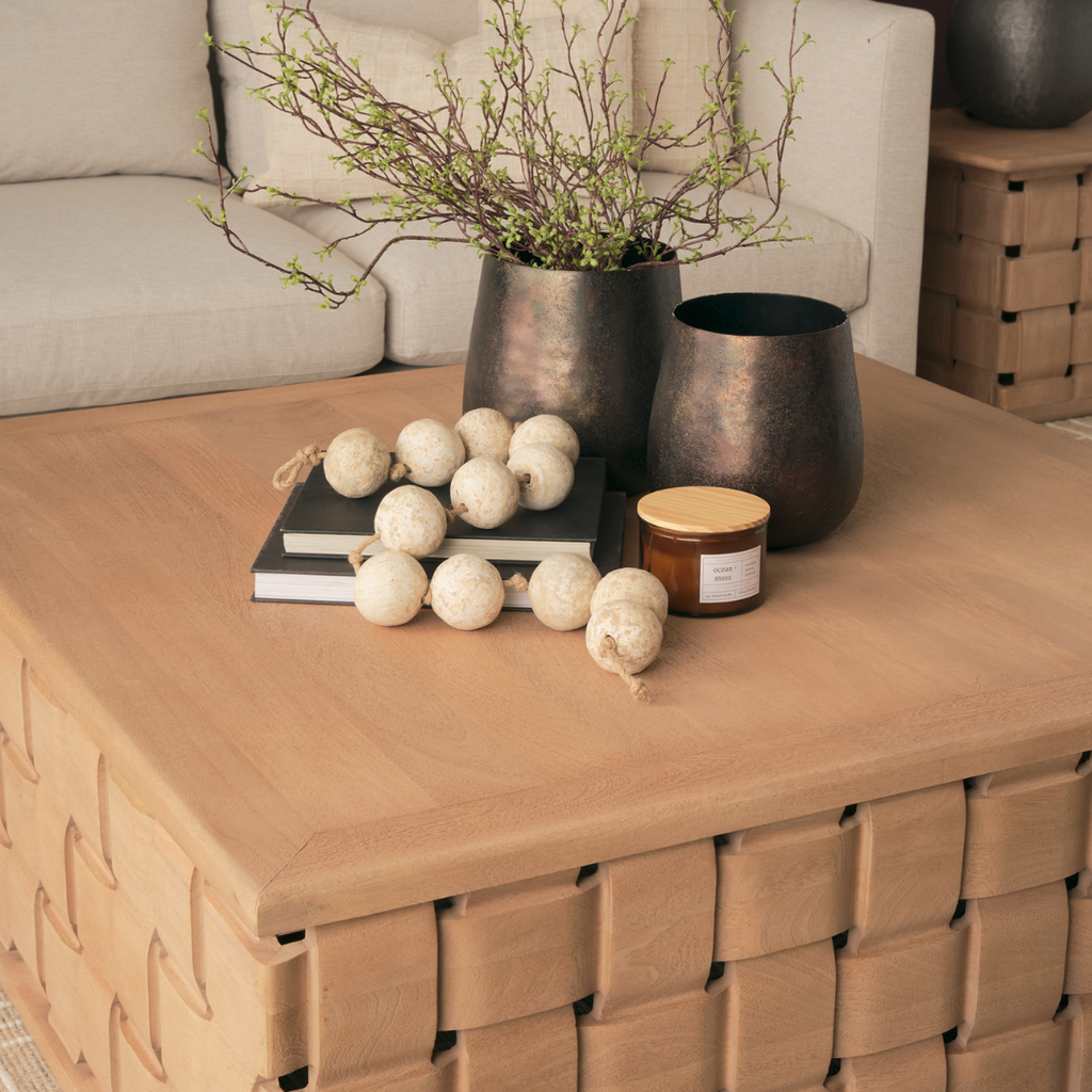 Table basse moderne en bois de manguier avec motifs sculpturaux et géométriques