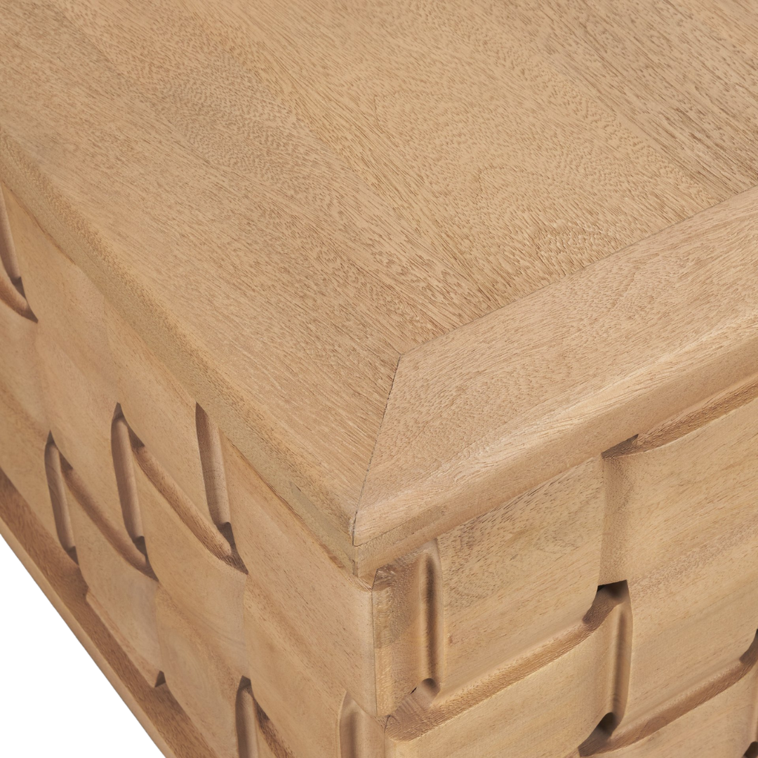 Table basse moderne en bois de manguier avec motifs sculpturaux et géométriques
