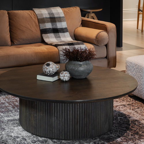 Table basse contemporaine en bois de manguier avec rangement, cannelée